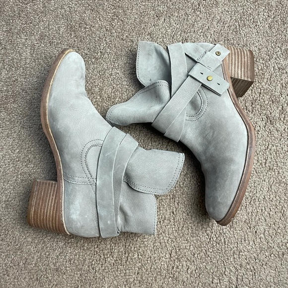 UGG Taupe Elora Suede Ankle Booties Size 8 - Picture 3 of 12
